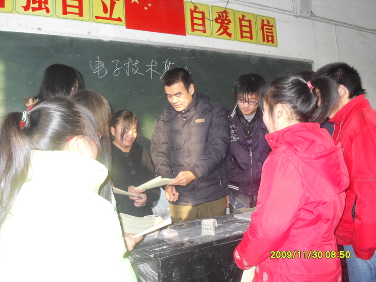 被質(zhì)疑“出風(fēng)頭”“作秀”的參戰老兵，堅持義務(wù)支教十余年-云南能投軍創(chuàng  )產(chǎn)業(yè)投資有限公司