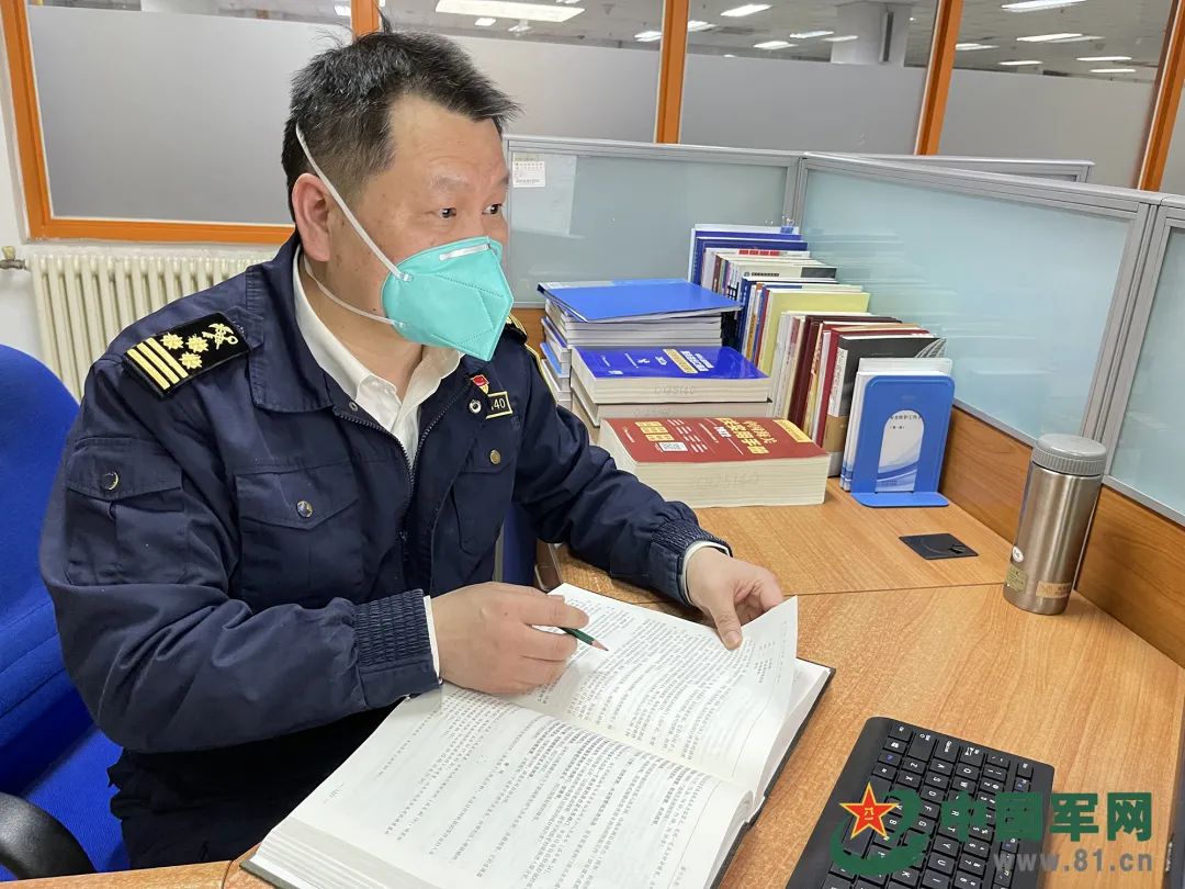 了不起的退役軍人丨40歲從軍醫“跨界”到海關(guān)，他竟還能年年拿第一！-云南能投軍創(chuàng  )產(chǎn)業(yè)投資有限公司