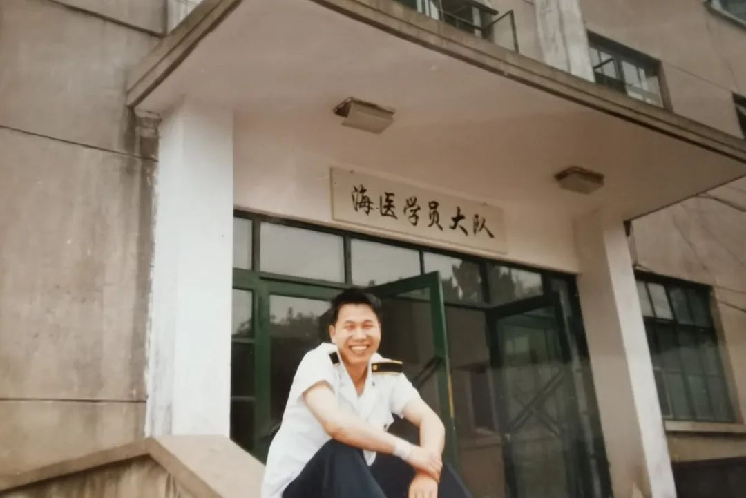 了不起的退役軍人丨40歲從軍醫“跨界”到海關(guān)，他竟還能年年拿第一！-云南能投軍創(chuàng  )產(chǎn)業(yè)投資有限公司