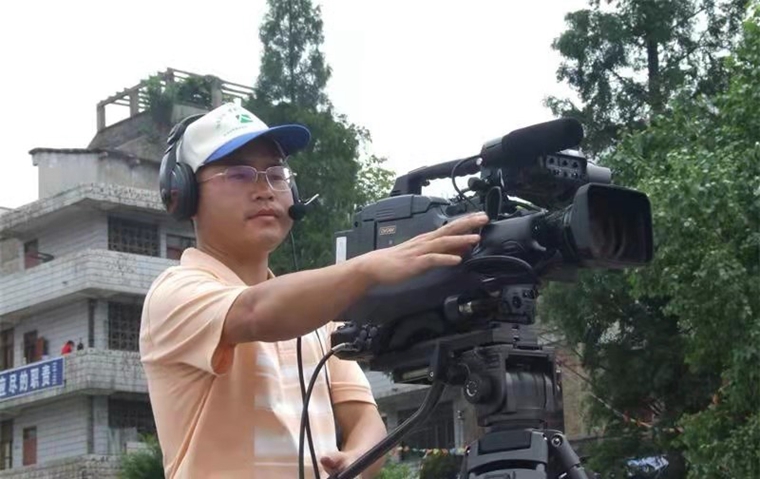 從扛鋼槍到扛攝像機，他用受傷的雙腿“跑”出900多期節目-云南能投軍創(chuàng  )產(chǎn)業(yè)投資有限公司