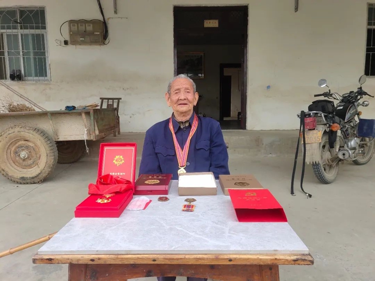 李德金：一顆“紅心”在他101歲的身體里，永遠發(fā)光-云南能投軍創(chuàng  )產(chǎn)業(yè)投資有限公司
