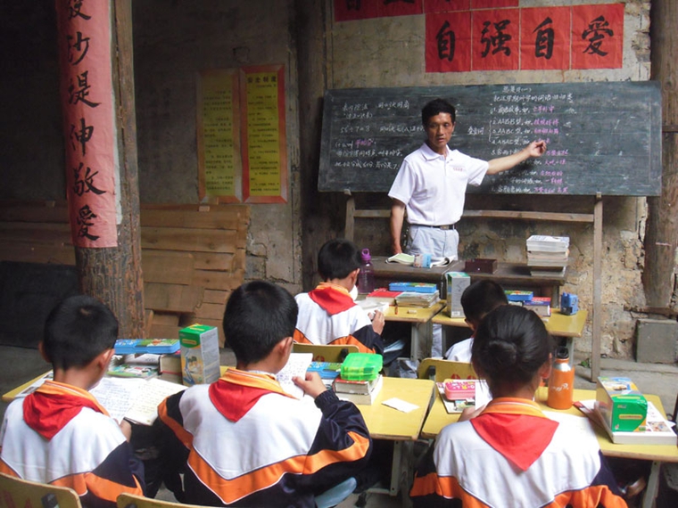 堅守大山的“扁擔教師”，只為挑起遠山最美好的明天-云南能投軍創(chuàng  )產(chǎn)業(yè)投資有限公司