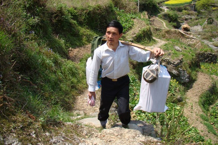 堅守大山的“扁擔教師”，只為挑起遠山最美好的明天-云南能投軍創(chuàng  )產(chǎn)業(yè)投資有限公司