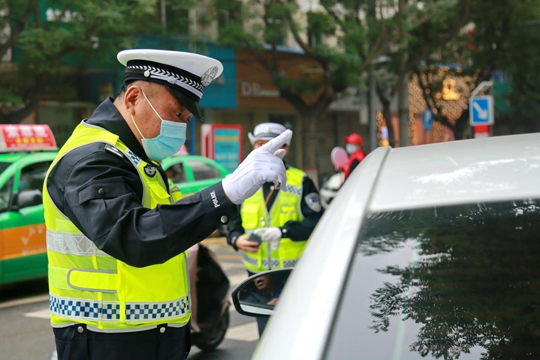 000c29614be9240957c624.jpg “網(wǎng)紅交警”趙旭東:“口罩臉”記錄下退役軍人的使命擔當-云南能投軍創(chuàng )產(chǎn)業(yè)投資有限公司