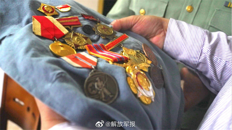 感動(dòng)！這場(chǎng)相聚讓“冰雕連”老戰士哽咽落淚