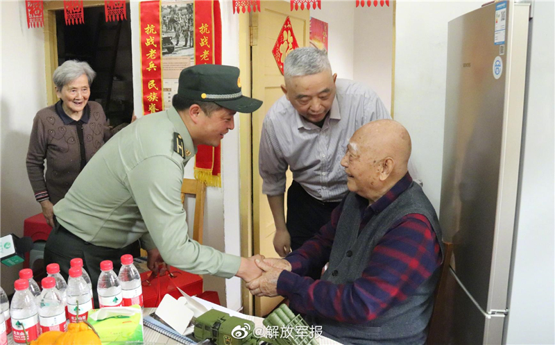 感動(dòng)！這場(chǎng)相聚讓“冰雕連”老戰士哽咽落淚
