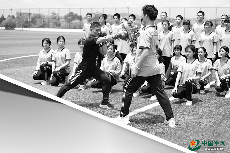 優(yōu)秀退役軍人進(jìn)入校園任教，在三尺講臺立德樹(shù)人
——  “迷彩園丁”耕耘菁菁校園-云南能投軍創(chuàng  )產(chǎn)業(yè)投資有限公司