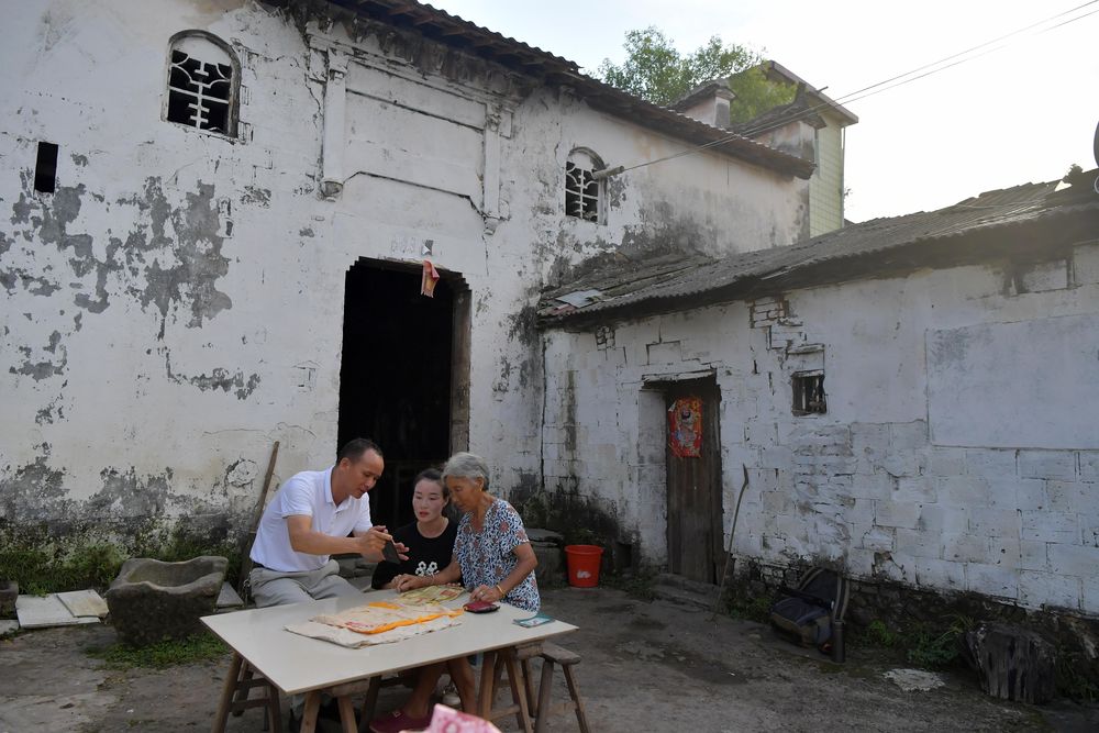 走遍千萬(wàn)里，他為埋骨他鄉的烈士尋親-云南能投軍創(chuàng  )產(chǎn)業(yè)投資有限公司
