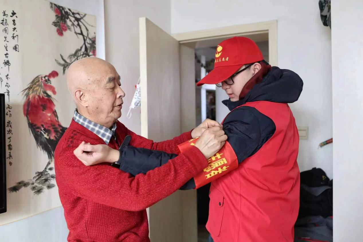 圖2.png “老兵永遠跟黨走”系列報道 78歲首都老兵陶振國 把志愿服務(wù)當事業(yè)來(lái)做-云南能投軍創(chuàng )產(chǎn)業(yè)投資有限公司