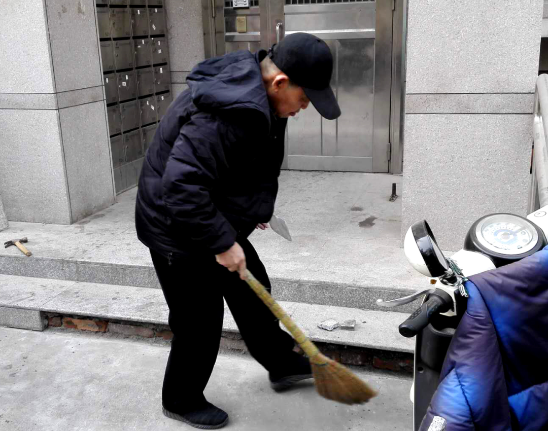 天有一雙手——記軍休干部吳建德義務(wù)為民服務(wù)11年-云南能投軍創(chuàng  )產(chǎn)業(yè)投資有限公司