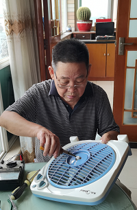 天有一雙手——記軍休干部吳建德義務(wù)為民服務(wù)11年-云南能投軍創(chuàng  )產(chǎn)業(yè)投資有限公司