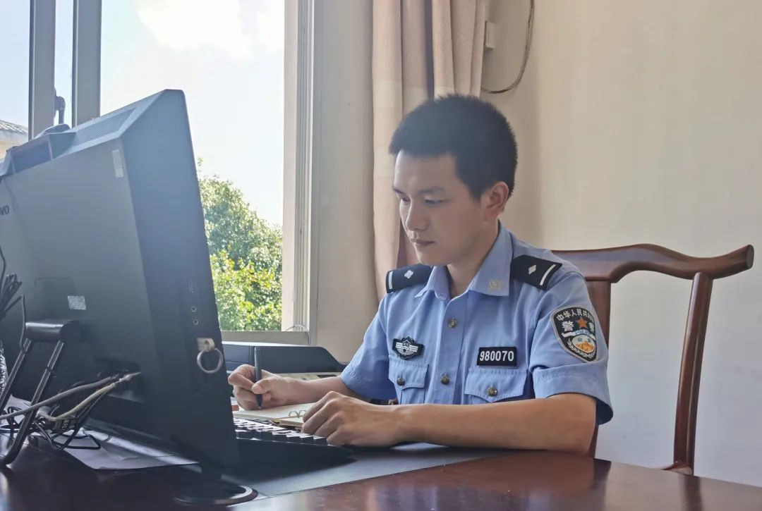 MAIN202208301336000590526990507.png 老兵溫智鈞:從警路上的軍人本色-云南能投軍創(chuàng )產(chǎn)業(yè)投資有限公司
