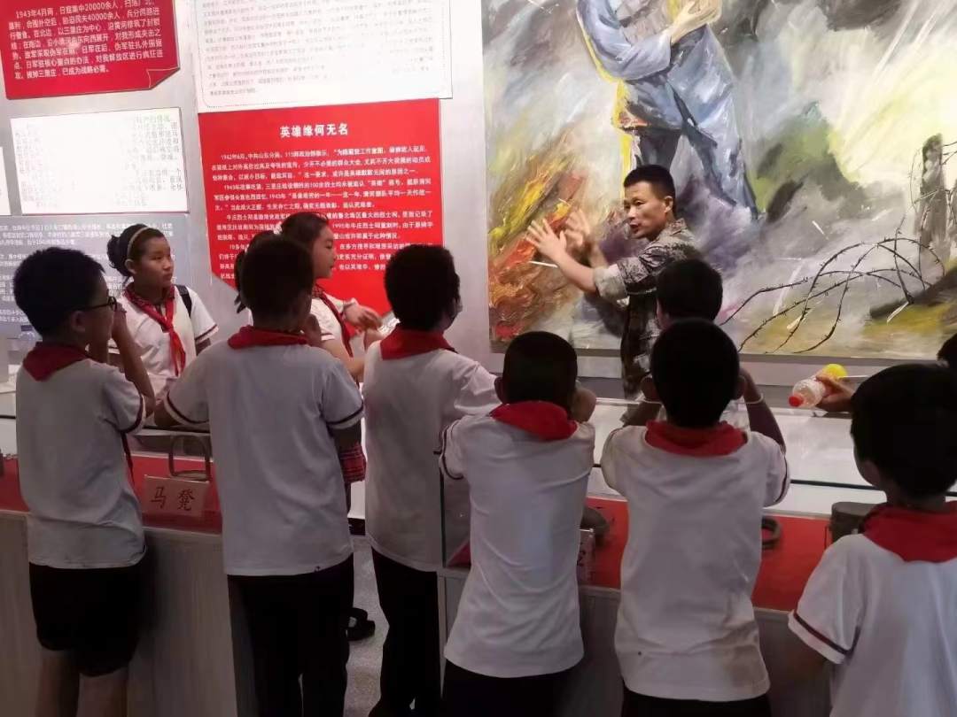 百余名退役軍人“半晌講臺” 上傳承紅色文化-云南能投軍創(chuàng  )產(chǎn)業(yè)投資有限公司