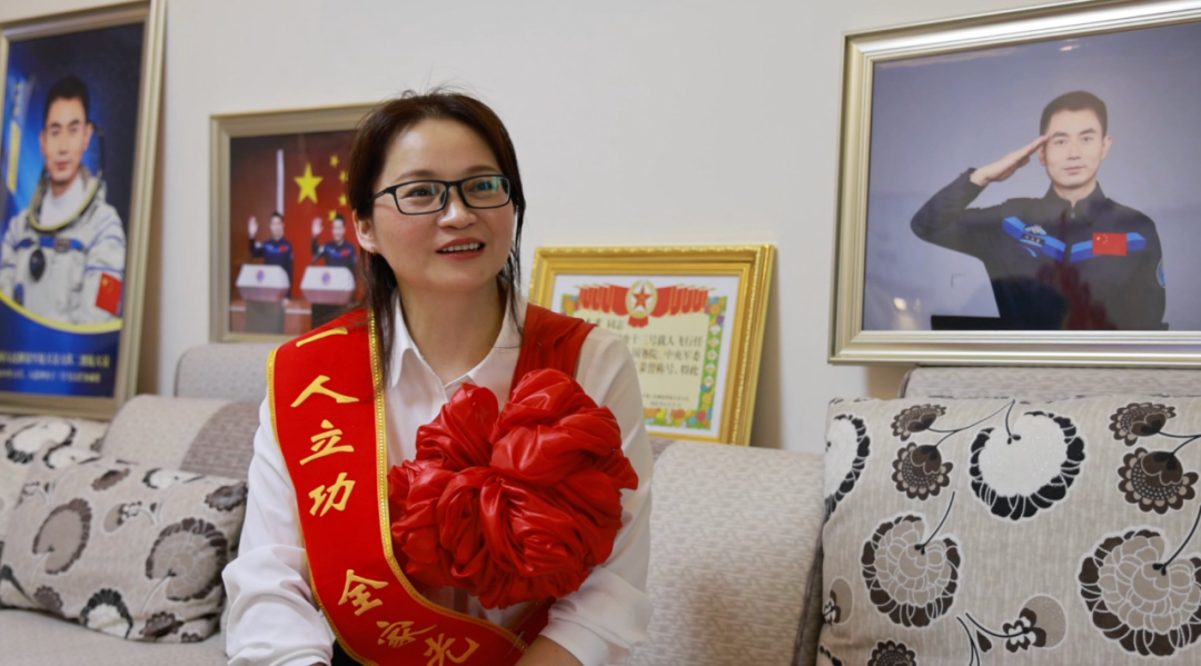 喜報牌匾送到葉光富家，姐姐說(shuō)他從小有個(gè)愿望……-云南能投軍創(chuàng  )產(chǎn)業(yè)投資有限公司