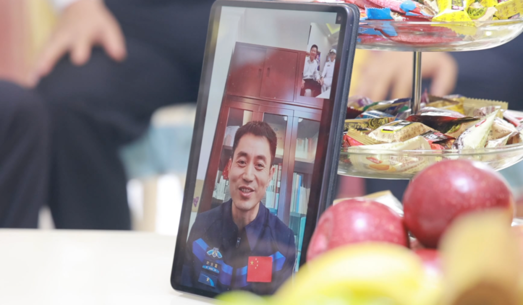 喜報牌匾送到葉光富家，姐姐說(shuō)他從小有個(gè)愿望……-云南能投軍創(chuàng  )產(chǎn)業(yè)投資有限公司