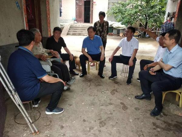 5f9517d0adca41e44f3159fb98f7f241.jpeg 駐村第一書(shū)記王宗勝:為群眾創(chuàng )造實(shí)實(shí)在在的幸福生活-云南能投軍創(chuàng )產(chǎn)業(yè)投資有限公司