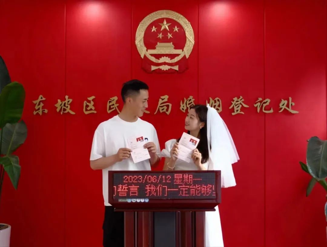 雙喜臨門(mén)！立功喜報送到訂婚現場(chǎng)-云南能投軍創(chuàng  )產(chǎn)業(yè)投資有限公司