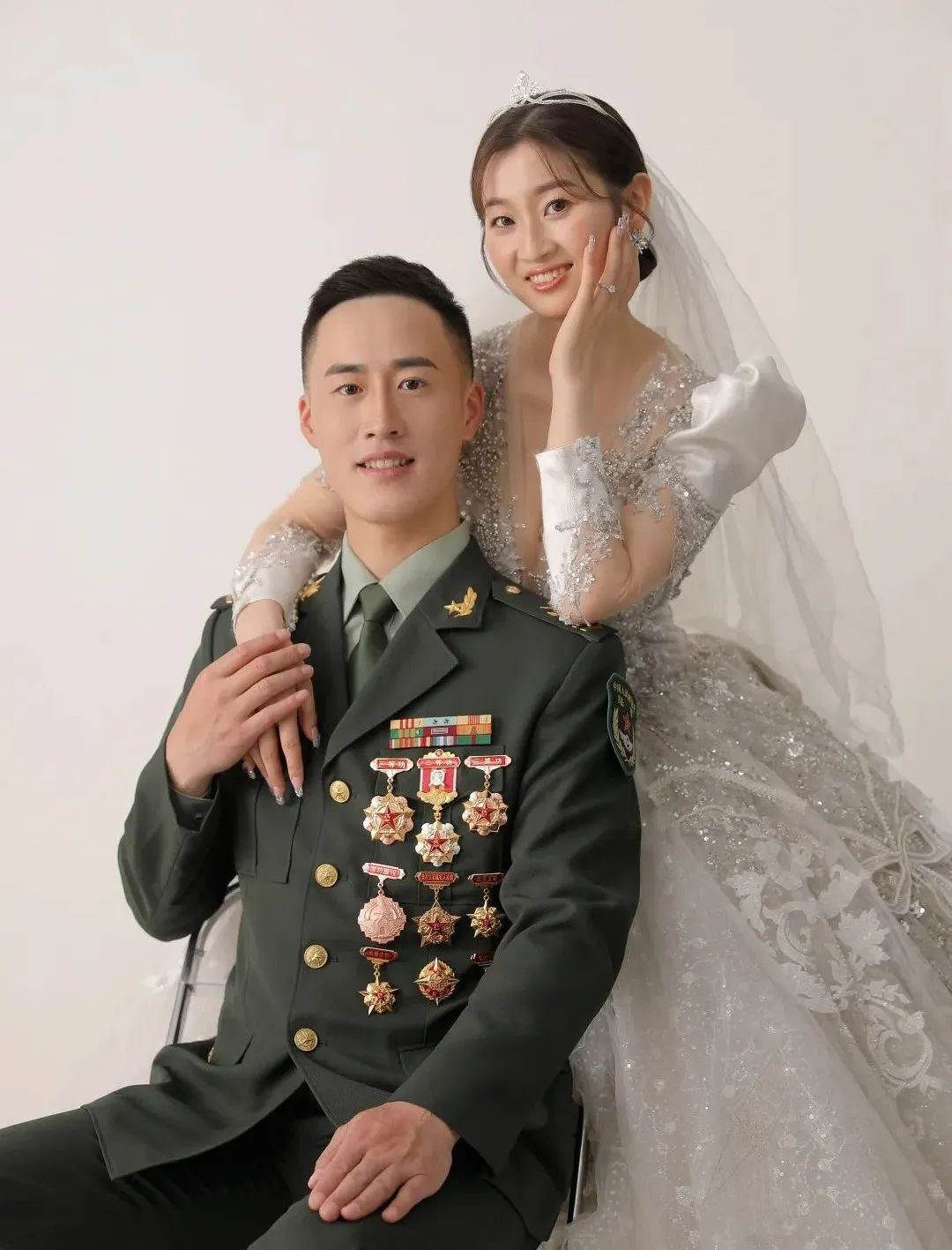 雙喜臨門(mén)！立功喜報送到訂婚現場(chǎng)-云南能投軍創(chuàng  )產(chǎn)業(yè)投資有限公司