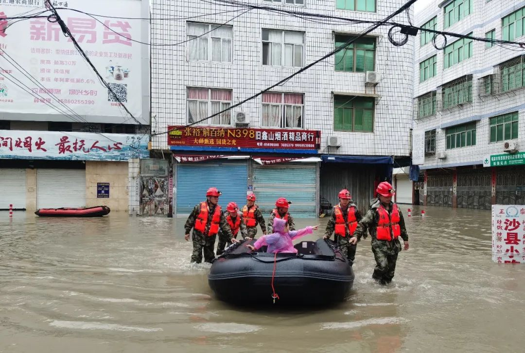勇挑重擔風(fēng)雨同心 退役軍人事務(wù)系統和廣大退役軍人奮戰抗洪搶險救災一線(xiàn)-云南能投軍創(chuàng  )產(chǎn)業(yè)投資有限公司