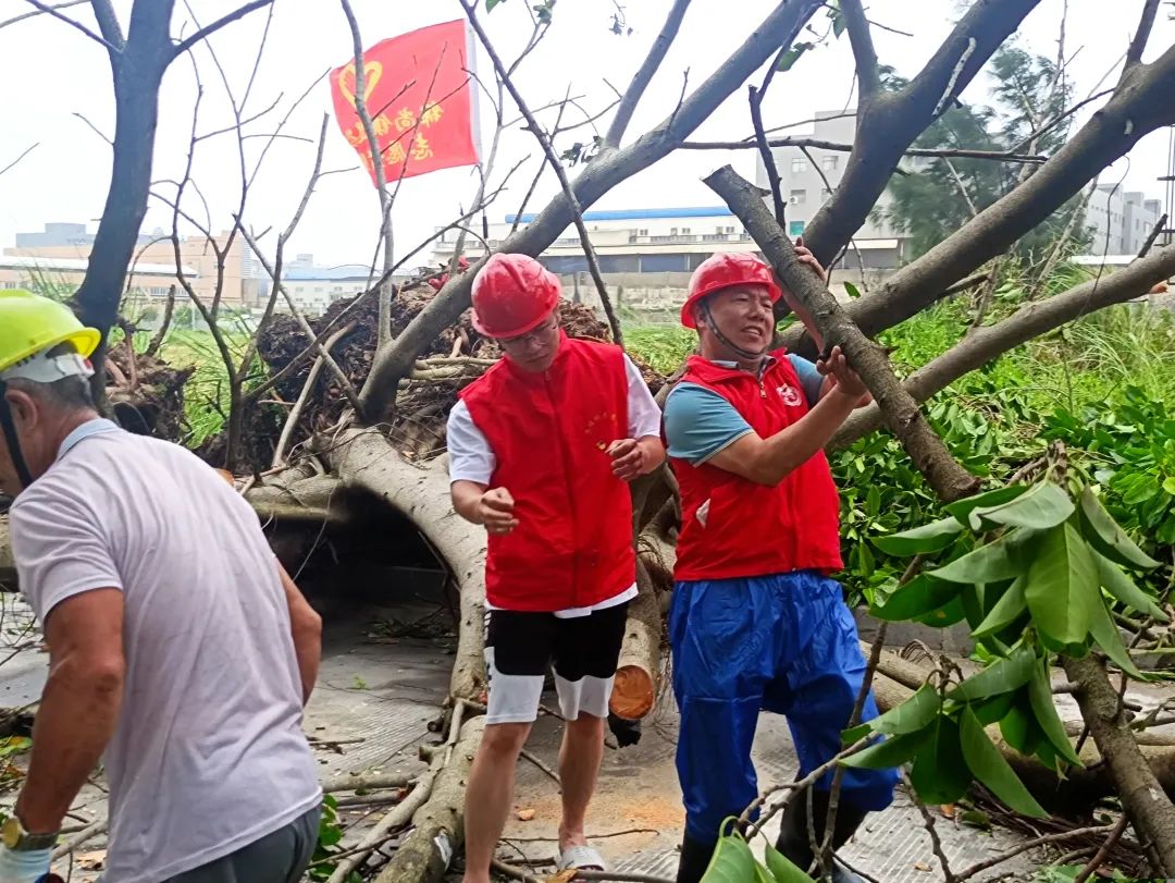 勇挑重擔風(fēng)雨同心 退役軍人事務(wù)系統和廣大退役軍人奮戰抗洪搶險救災一線(xiàn)-云南能投軍創(chuàng  )產(chǎn)業(yè)投資有限公司