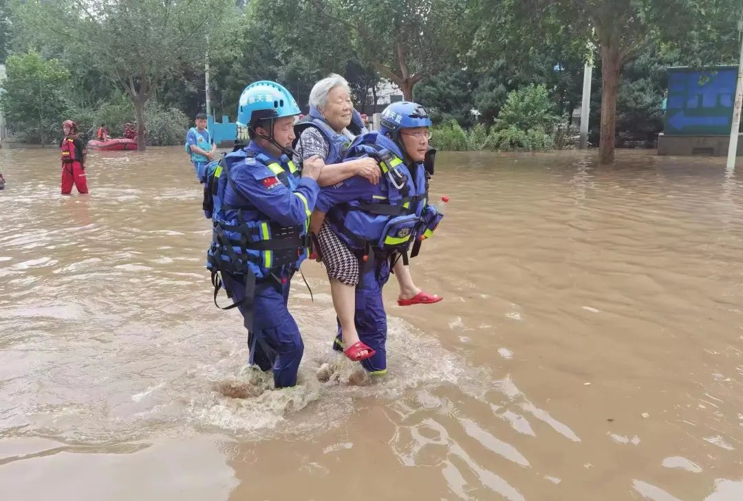 勇挑重擔風(fēng)雨同心 退役軍人事務(wù)系統和廣大退役軍人奮戰抗洪搶險救災一線(xiàn)-云南能投軍創(chuàng  )產(chǎn)業(yè)投資有限公司