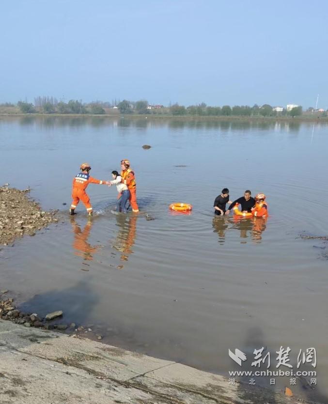 63歲退役老兵從橋上縱身一躍，成功救起落水女子-云南能投軍創(chuàng  )產(chǎn)業(yè)投資有限公司