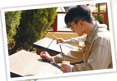 640.webp (65).png 讓四百英烈容顏栩栩如生——安徽師范大學(xué)美術(shù)學(xué)院開(kāi)展“為烈士畫(huà)像”系列志愿服務(wù)活動(dòng)紀實(shí)-云南能投軍創(chuàng )產(chǎn)業(yè)投資有限公司