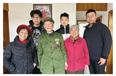 640.webp (68).png 讓四百英烈容顏栩栩如生——安徽師范大學(xué)美術(shù)學(xué)院開(kāi)展“為烈士畫(huà)像”系列志愿服務(wù)活動(dòng)紀實(shí)-云南能投軍創(chuàng )產(chǎn)業(yè)投資有限公司