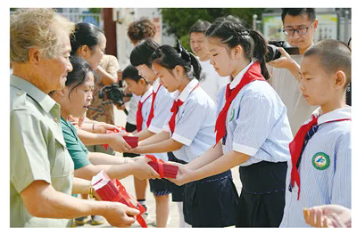 640.webp (69).png 讓四百英烈容顏栩栩如生——安徽師范大學(xué)美術(shù)學(xué)院開(kāi)展“為烈士畫(huà)像”系列志愿服務(wù)活動(dòng)紀實(shí)-云南能投軍創(chuàng )產(chǎn)業(yè)投資有限公司