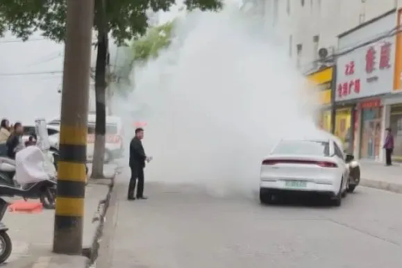 （退役軍人風(fēng)采）死死頂住失控車(chē)輛的他是退役軍人！-云南能投軍創(chuàng  )產(chǎn)業(yè)投資有限公司