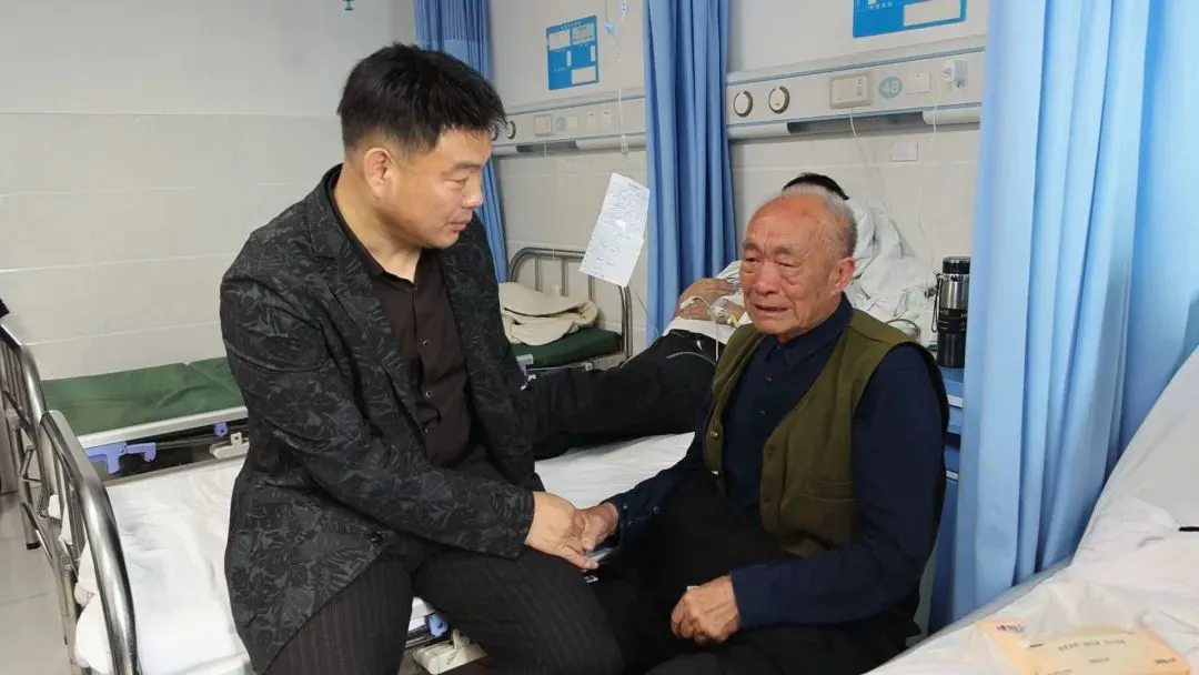 （退役軍人風(fēng)采）死死頂住失控車(chē)輛的他是退役軍人！-云南能投軍創(chuàng  )產(chǎn)業(yè)投資有限公司