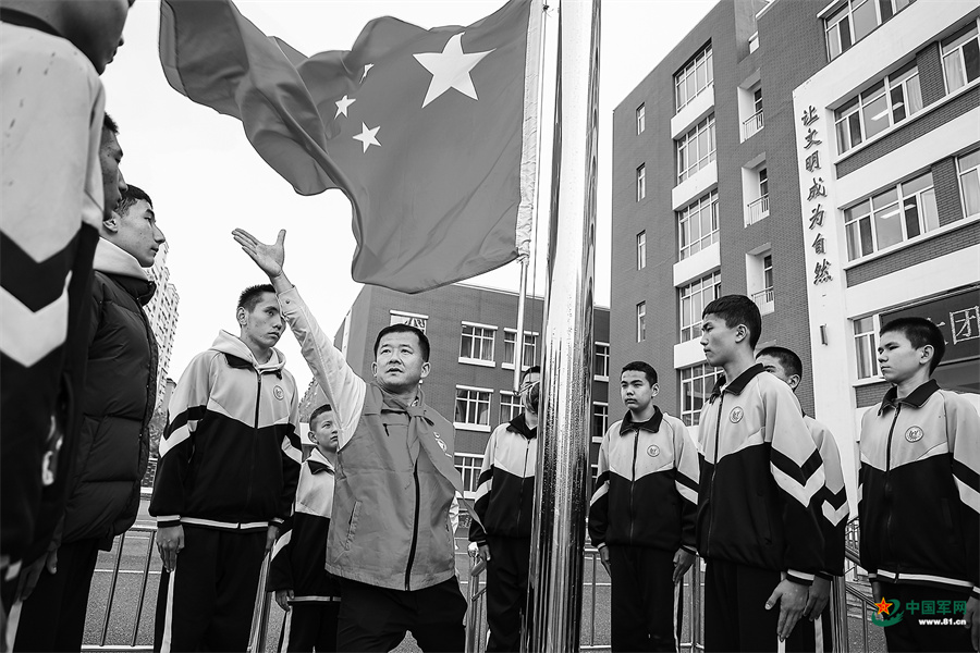 老兵梁高峰熱心公益事業(yè)，一心服務(wù)為民-云南能投軍創(chuàng  )產(chǎn)業(yè)投資有限公司