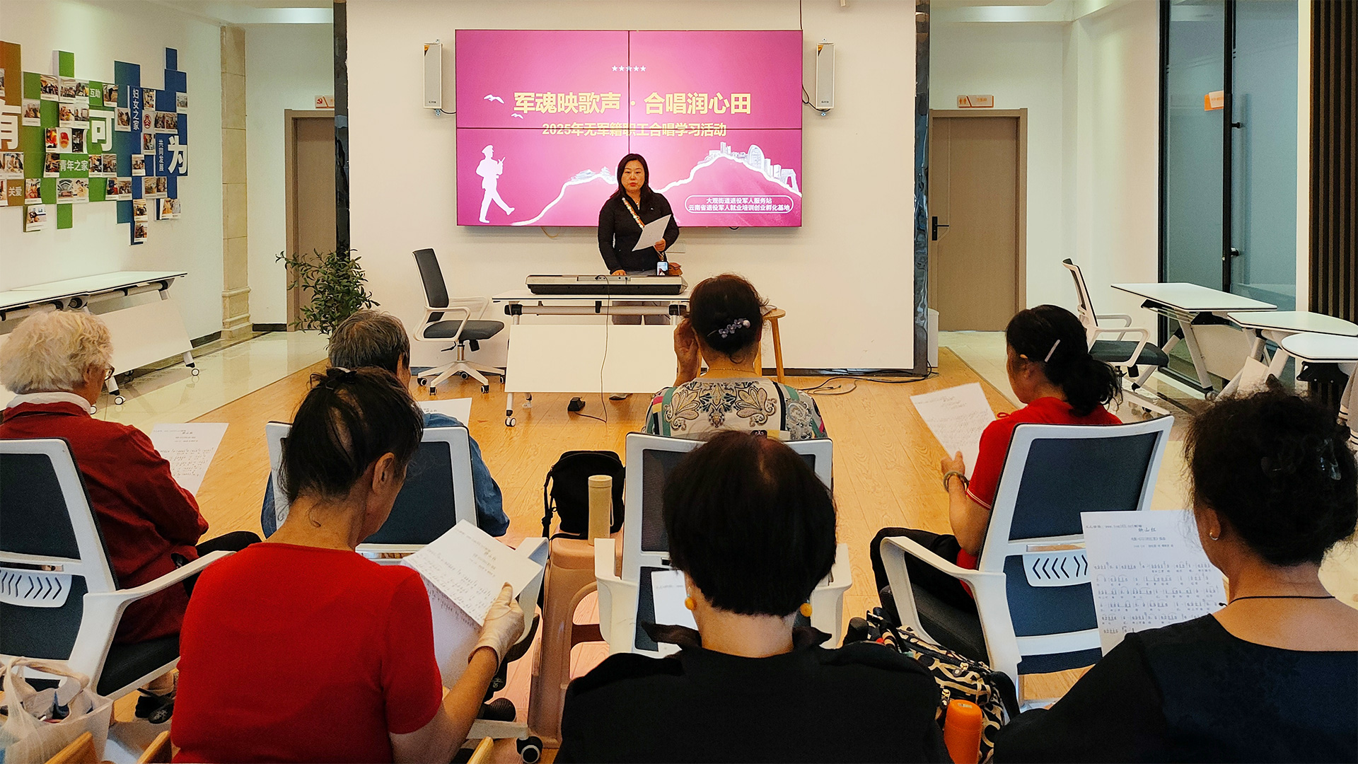 軍魂映歌聲?合唱潤心田—— 大觀(guān)街道無(wú)軍籍職工歌唱興趣班溫情開(kāi)唱-云南能投軍創(chuàng )產(chǎn)業(yè)投資有限公司